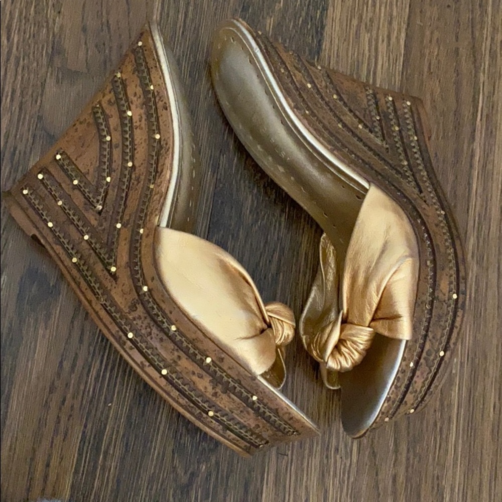 Gold Platforms - Picture 2 of 3